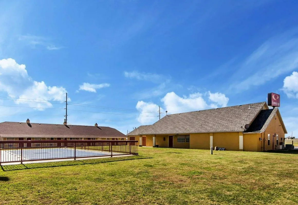 Econo Lodge hotel hero