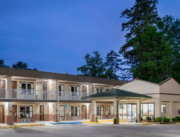 Super 8 by Wyndham Gadsden AL hotel detail image 1