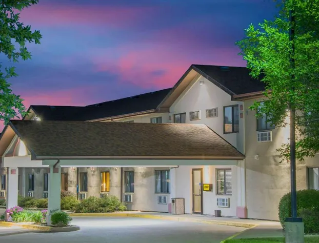 Super 8 by Wyndham Knoxville hotel detail image 2