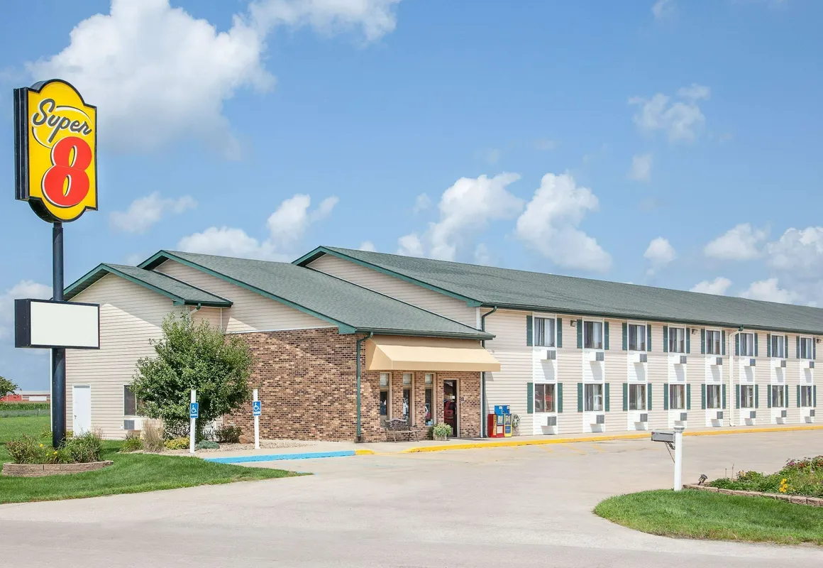 Super 8 by Wyndham Mt Pleasant hotel hero