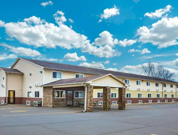 Super 8 by Wyndham Fort Madison hotel detail image 1