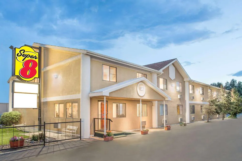 Super 8 by Wyndham Riverton hotel hero
