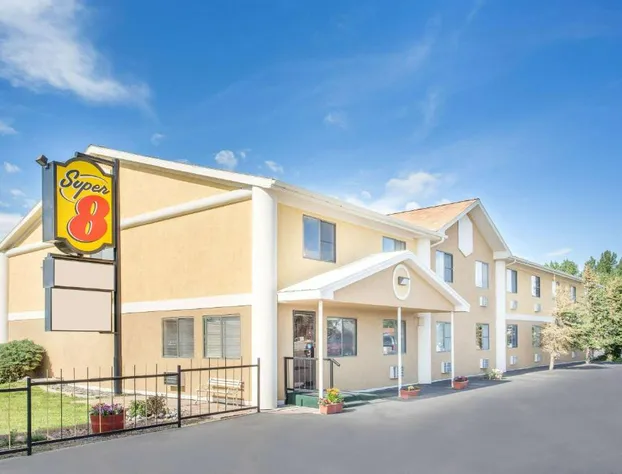 Super 8 by Wyndham Riverton hotel detail image 1