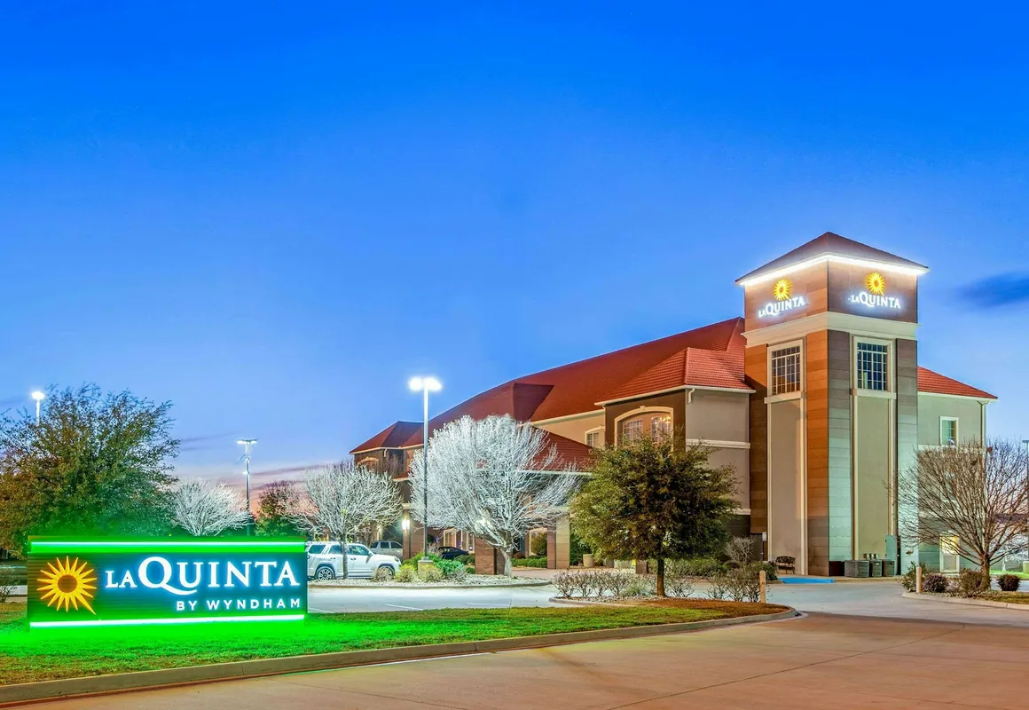 La Quinta Inn & Suites by Wyndham Eastland hotel hero