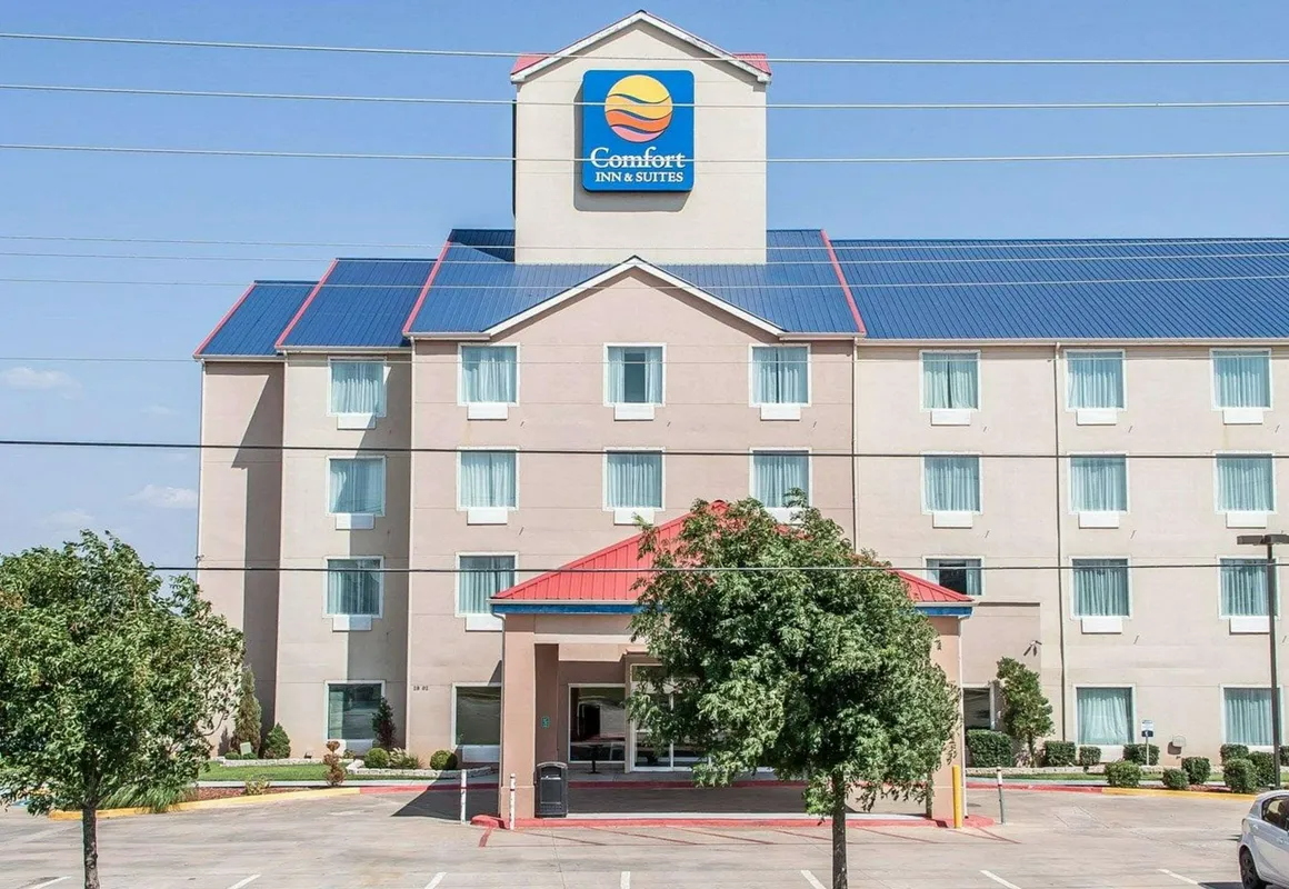 Comfort Inn & Suites hotel hero
