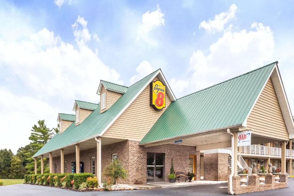 Super 8 by Wyndham Kingston hotel hero