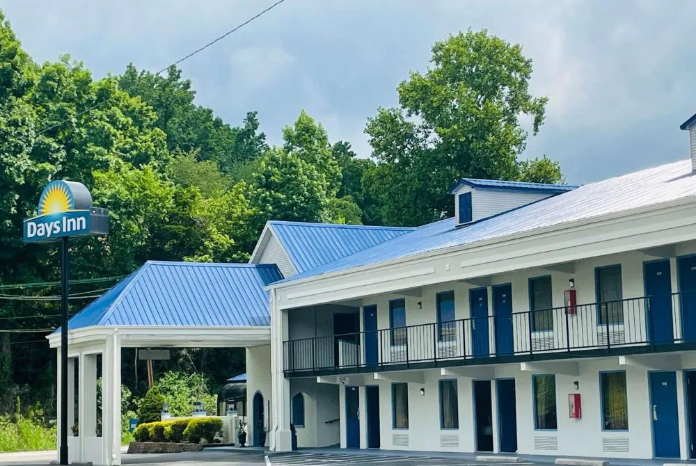 Days Inn by Wyndham Harriman hotel hero