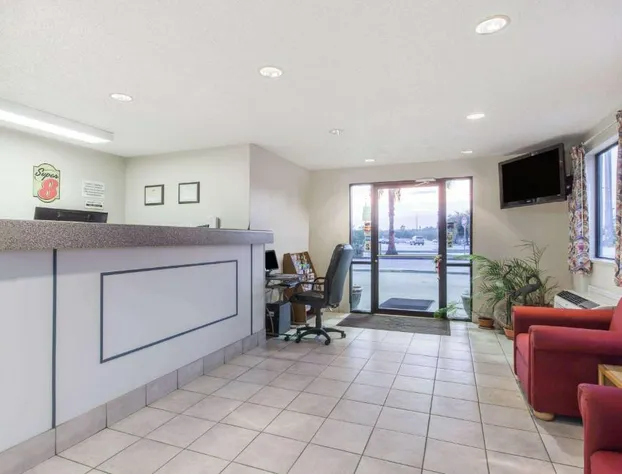 Super 8 by Wyndham Cleveland TX hotel detail image 4