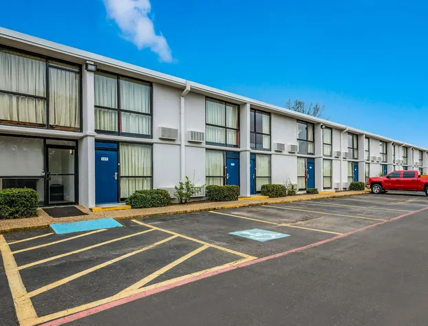 Motel 6 Henderson, TX hotel detail image 1