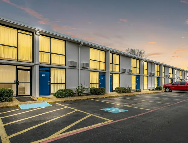 Motel 6 Henderson, TX hotel detail image 1