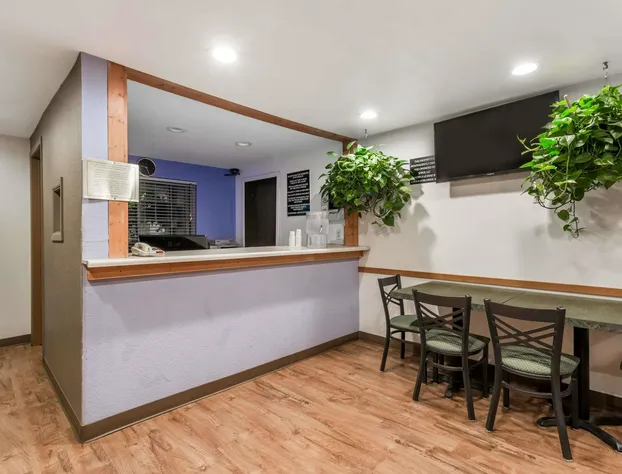 Super 8 by Wyndham Douglas hotel detail image 3