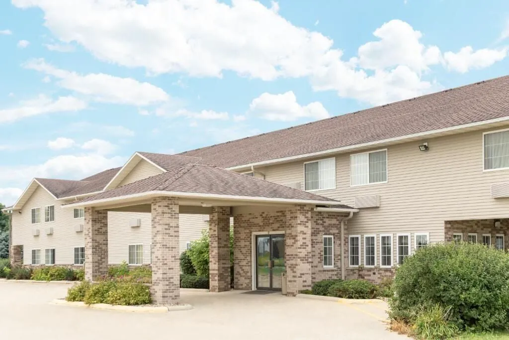 Western Inn & Suites hotel hero