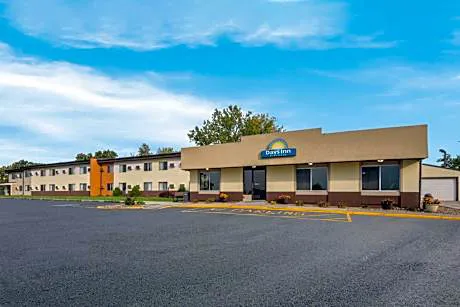 Days Inn by Wyndham Newton hotel hero