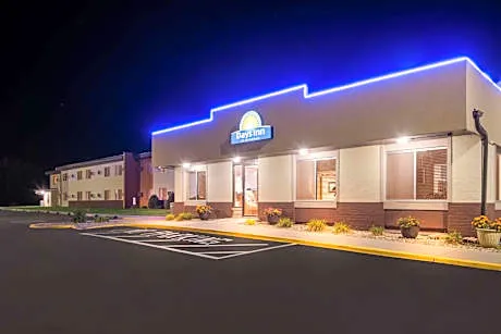 Days Inn by Wyndham Newton hotel detail image 4