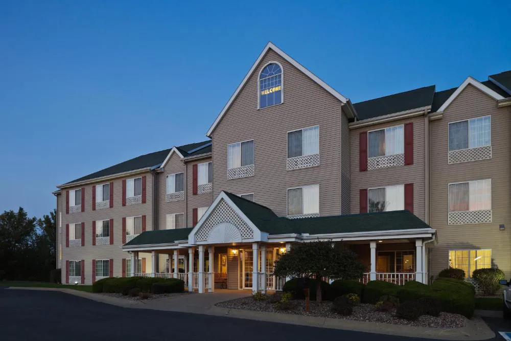 Country Inn & Suites by Radisson, Clinton, IA hotel hero