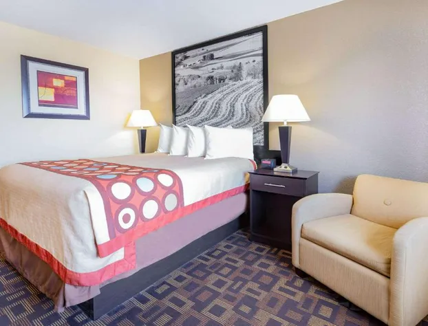 Super 8 by Wyndham Decorah hotel detail image 4