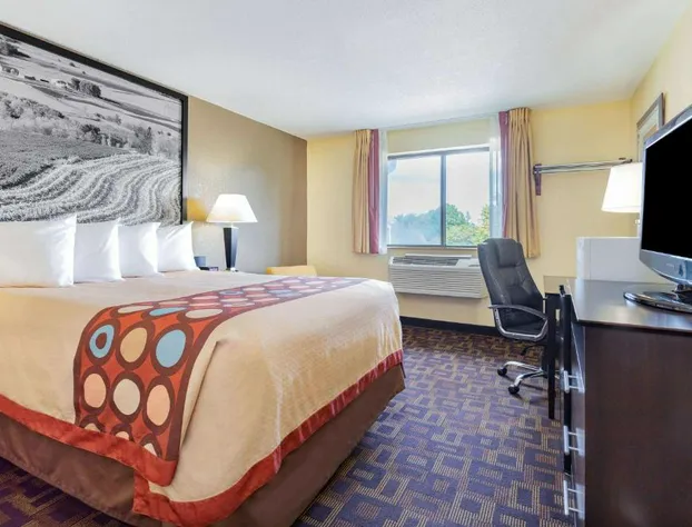 Super 8 by Wyndham Decorah hotel detail image 4