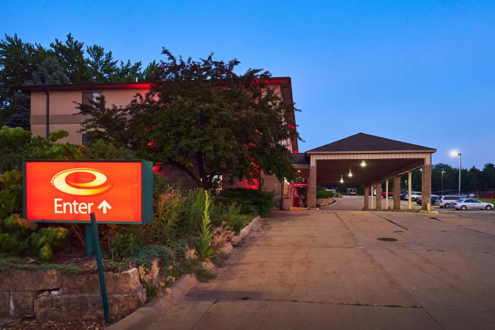 Econo Lodge hotel hero