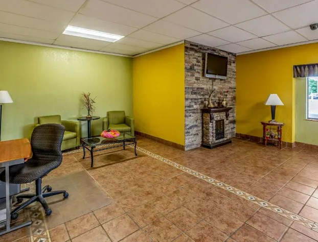 Econo Lodge Inn & Suites Newton hotel detail image 3