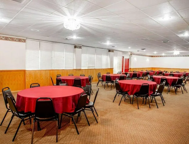 Econo Lodge Inn & Suites Newton hotel detail image 3