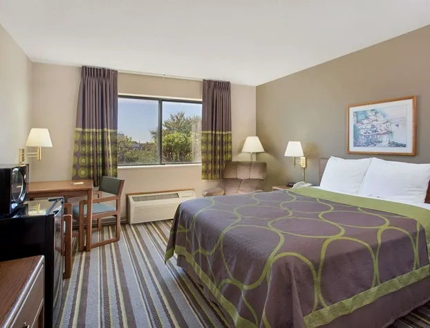 Super 8 by Wyndham Charles City hotel detail image 4