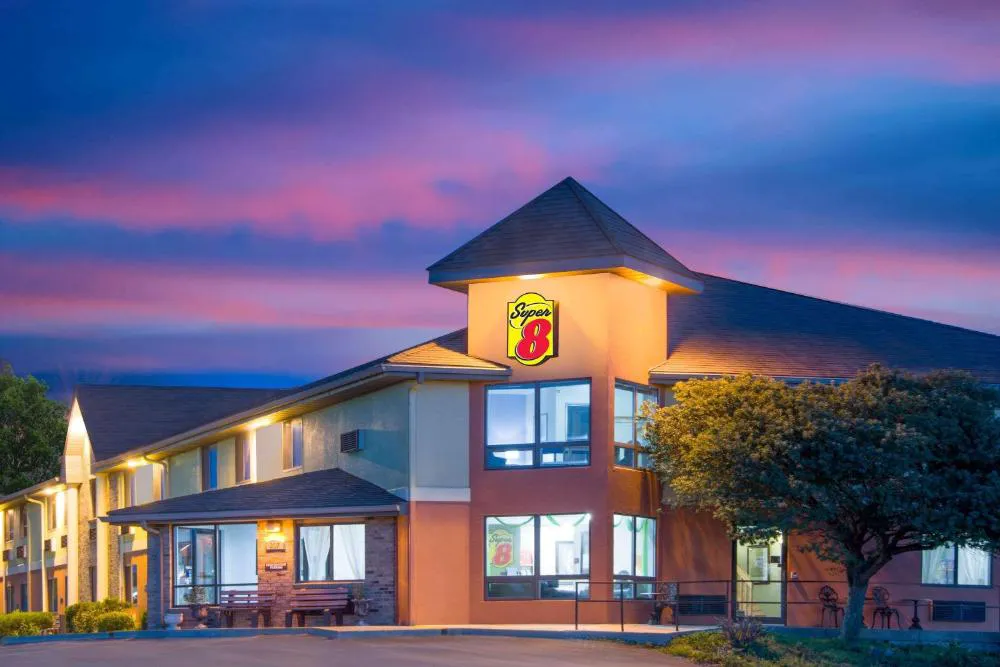 Super 8 by Wyndham Toledo hotel hero