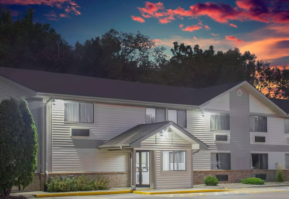 Super 8 by Wyndham Independence IA hotel hero