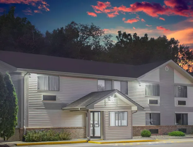 Super 8 by Wyndham Independence IA hotel detail image 1