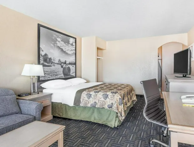 Super 8 by Wyndham Stettler hotel detail image 3