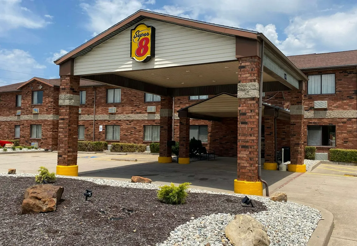 Super 8 by Wyndham Independence KS hotel hero