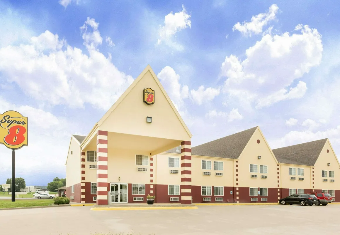 Super 8 by Wyndham Holton hotel hero