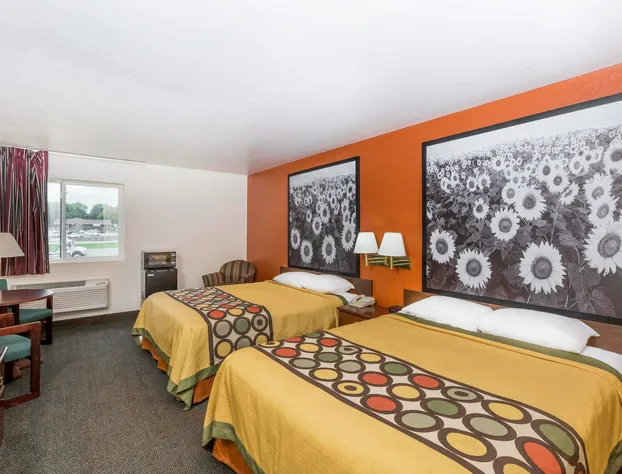 Super 8 by Wyndham Holton hotel detail image 4