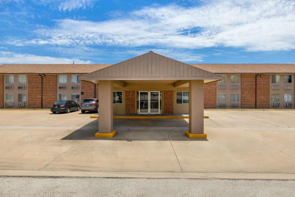 Econo Lodge Emporia hotel hero