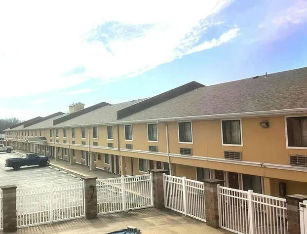 Super 8 by Wyndham Fort Scott hotel detail image 1