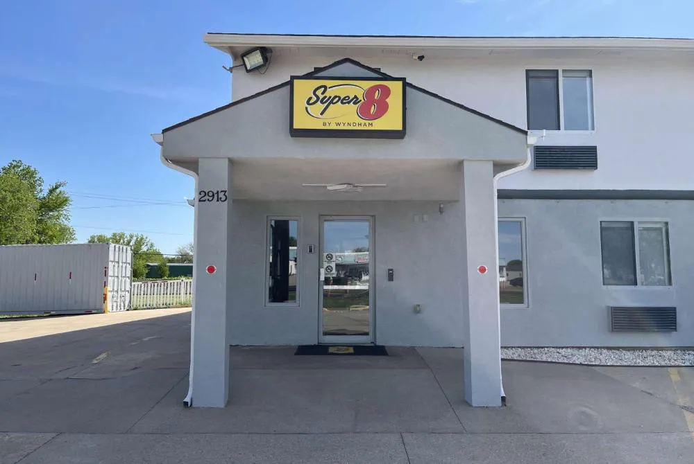 Super 8 by Wyndham Emporia hotel hero