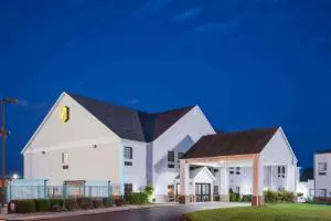Super 8 by Wyndham Monett hotel hero