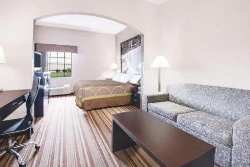 Super 8 by Wyndham Monett hotel detail image 1