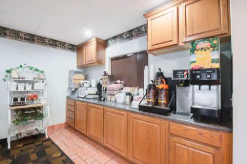 Super 8 by Wyndham Monett hotel detail image 3