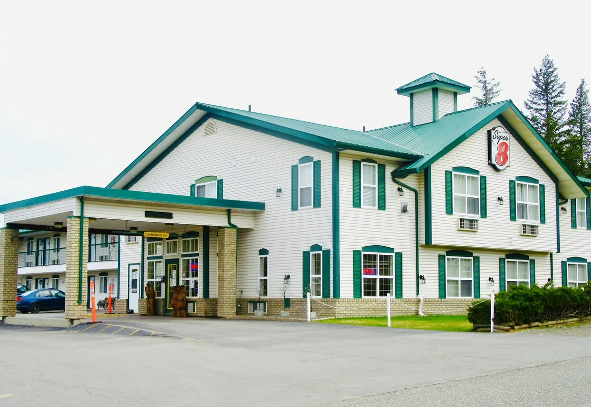 Super 8 by Wyndham 100 Mile House hotel hero