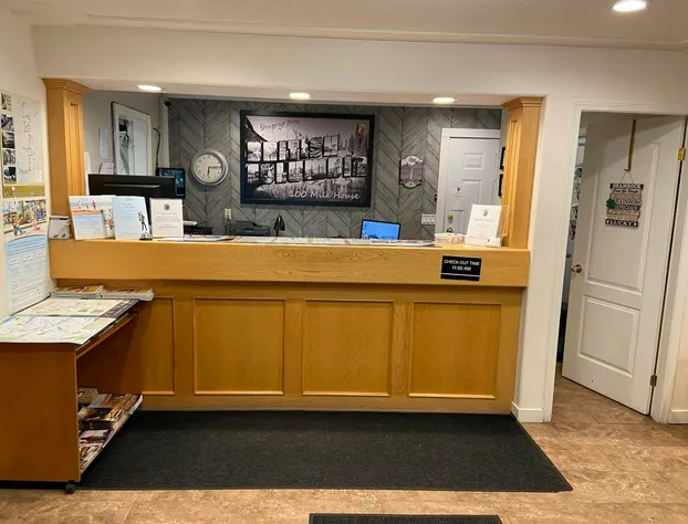 Super 8 by Wyndham 100 Mile House hotel detail image 3