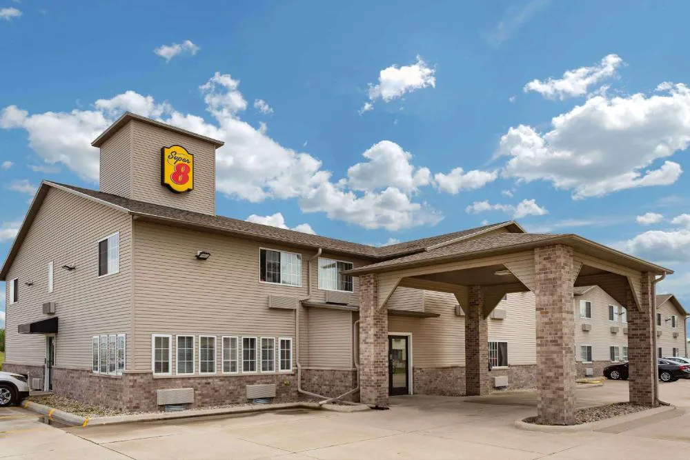 Super 8 by Wyndham Fort Dodge IA hotel hero