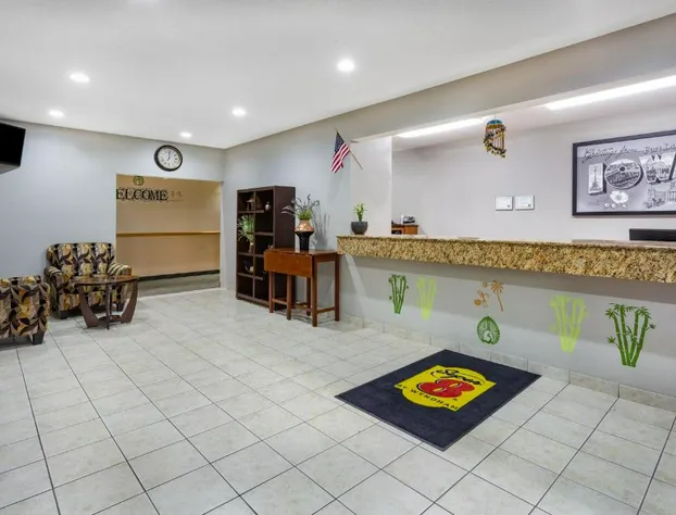 Super 8 by Wyndham Fort Dodge IA hotel detail image 2