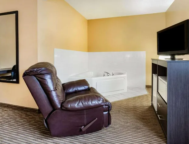 Super 8 by Wyndham Fort Dodge IA hotel detail image 3