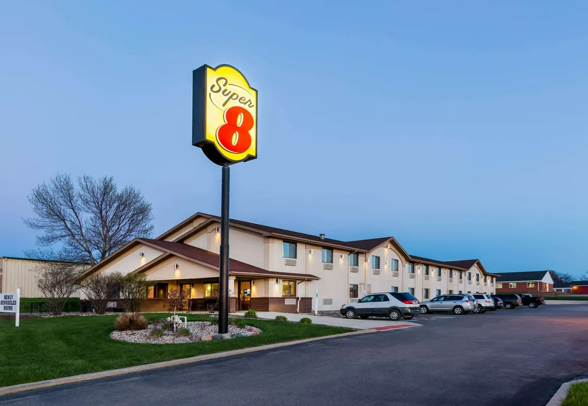Super 8 by Wyndham Spirit Lake/Okoboji hotel hero