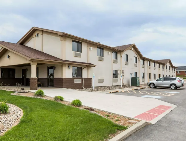 Super 8 by Wyndham Spirit Lake/Okoboji hotel detail image 3