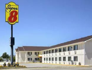 Super 8 by Wyndham Storm Lake hotel hero