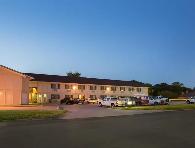 Super 8 by Wyndham Storm Lake hotel detail image 3