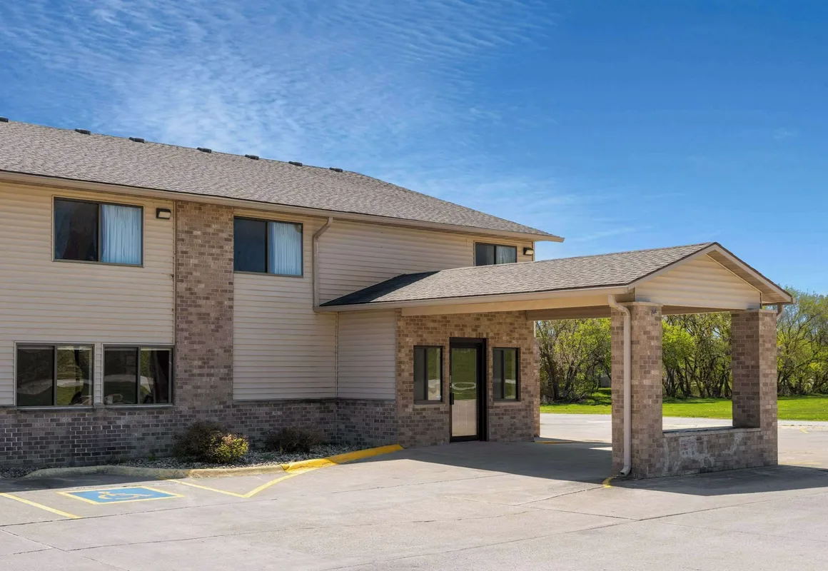 Super 8 Humboldt IA hotel hero