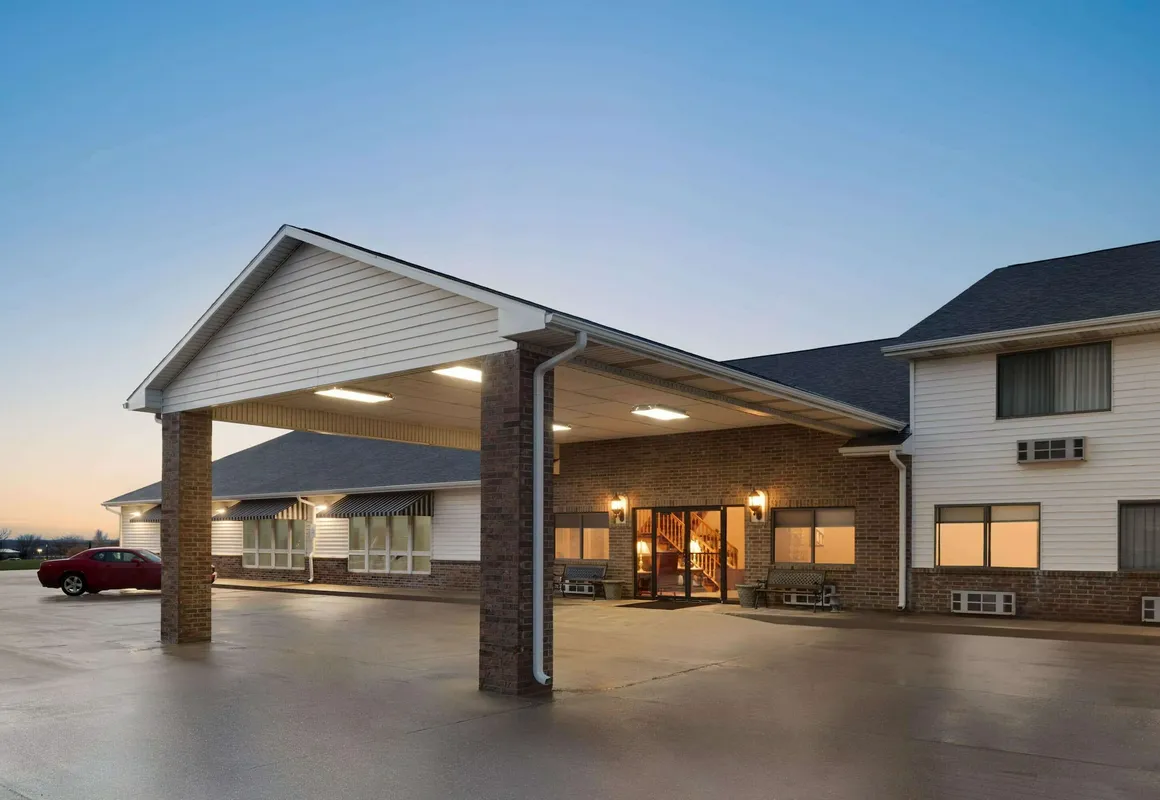 Super 8 by Wyndham Bethany MO hotel hero