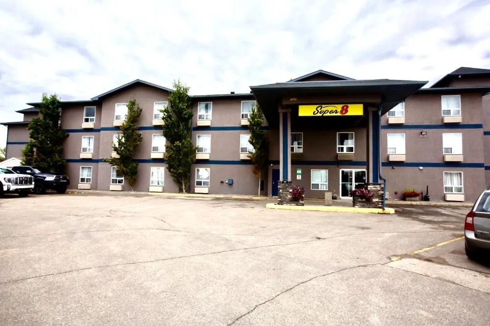 Super 8 by Wyndham Whitecourt hotel hero